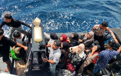 Bakamla RI Bantu Angkut Warga Pulau Enggano
