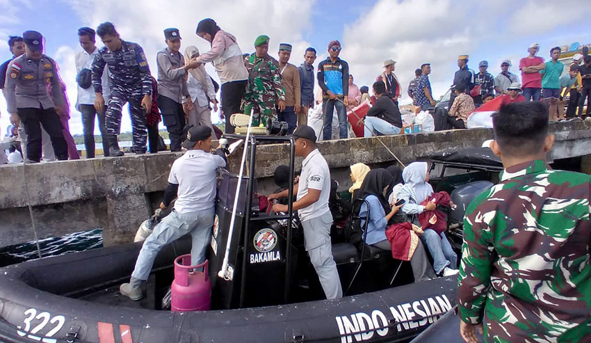 Bakamla RI melaksanakan perbantuan transportasi angkutan warga dan logistik dari Pulau Enggano ke Kota Bengkulu, Kamis (17/4). [astakom/Bakamla RI]