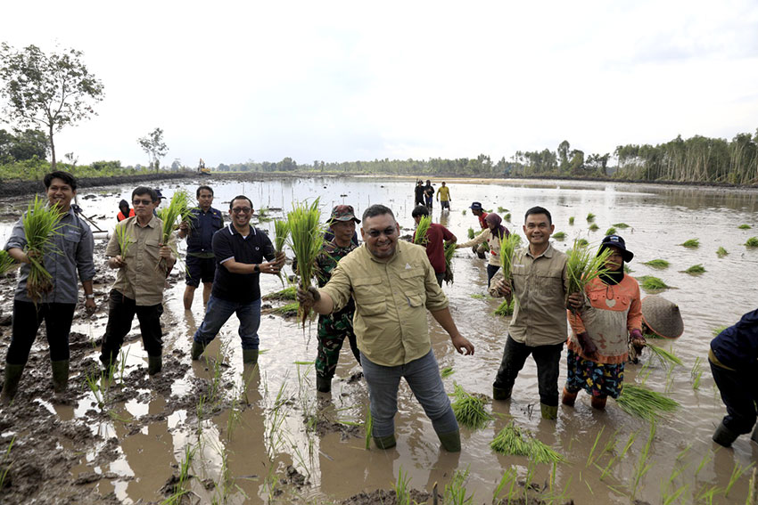 Tanam perdana di Desa Karya Bersama, Kabupaten Kapuas, Kalimantan Tengah, Kamis (24/4). [astakom/Kementan]