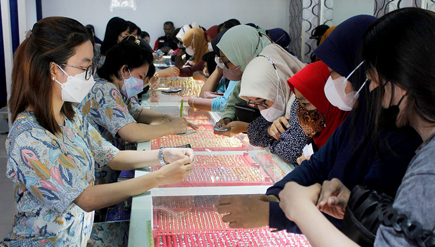 Penjual melayani warga di toko emas di kawasan Depok, Jawa Barat, Rabu (16/4). [astakom/Muhammad Syauqi Amrullah]