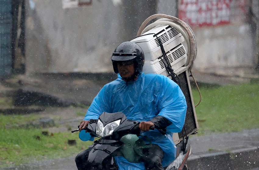 Pengendara melintas saat hujan di Jalan Raya Lenteng Agung, Jakarta, Rabu (16/4). [astakom/Muhammad Syauqi Amrullah]