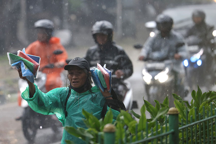 Pengendara melintas saat hujan di Jalan Raya Lenteng Agung, Jakarta, Rabu (16/4). [astakom/Muhammad Syauqi Amrullah]