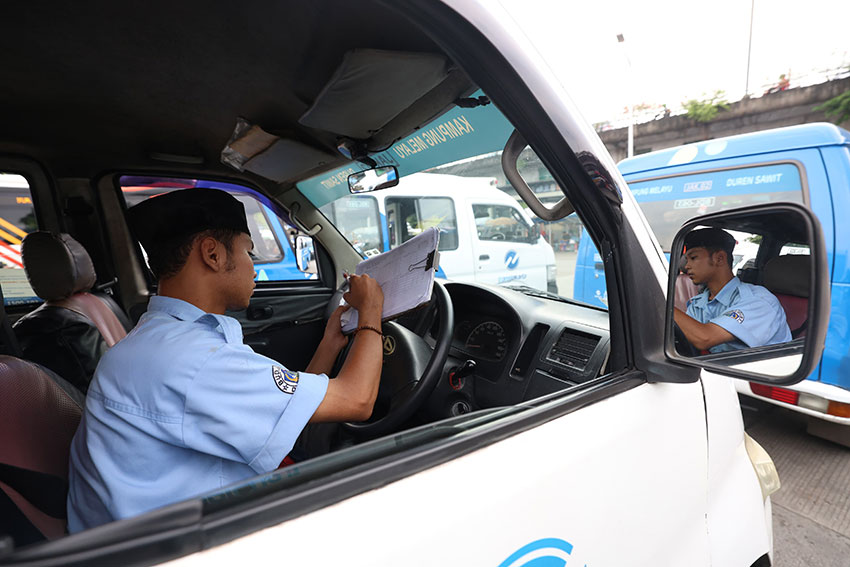 Angkutan Jaklingko di terminal Kampung Melayu, Jakarta, Rabu (30/4). [astakom/M Syauqi Amrullah]