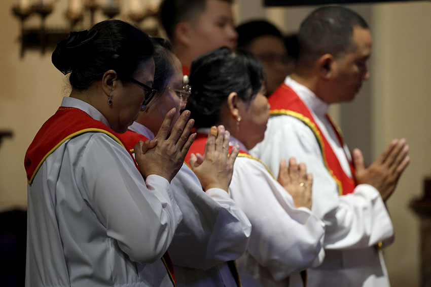 Umat Katolik mengikuti ibadah Jumat Agung di Gereja Katedral, Jakarta, Jumat (18/4). [astakom/Andi M Ilham]