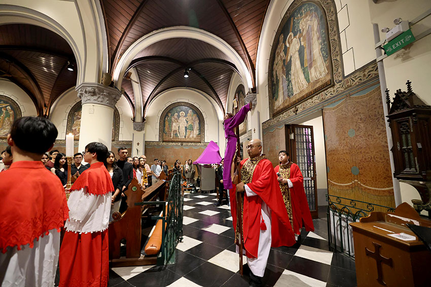 Umat Katolik mengikuti ibadah Jumat Agung di Gereja Katedral, Jakarta, Jumat (18/4). [astakom/Andi M Ilham]