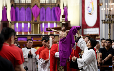 Penghormatan Salib di Gereja Katedral Jakarta
