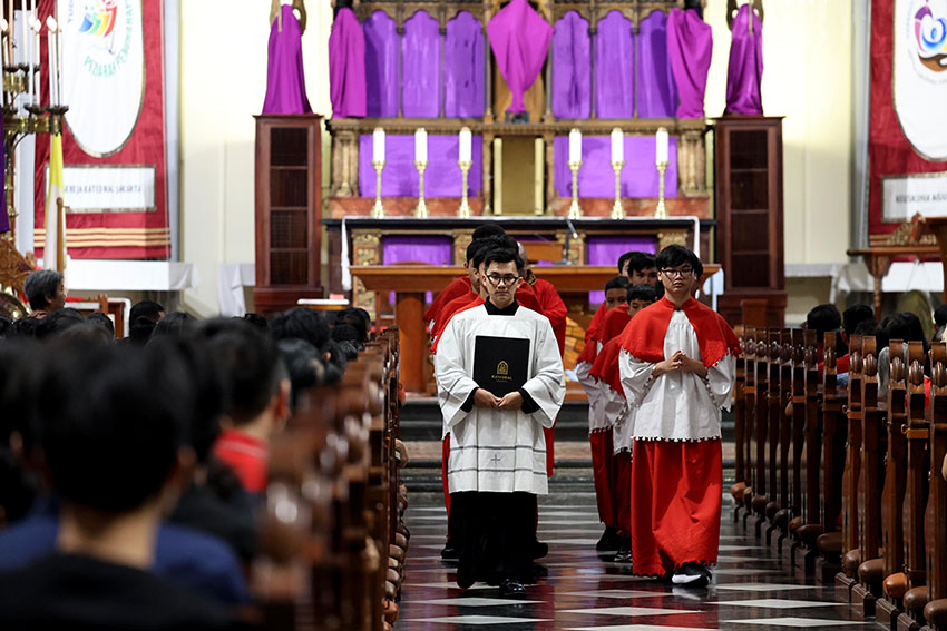 Umat Katolik mengikuti ibadah Jumat Agung di Gereja Katedral, Jakarta, Jumat (18/4). [astakom/Andi M Ilham]