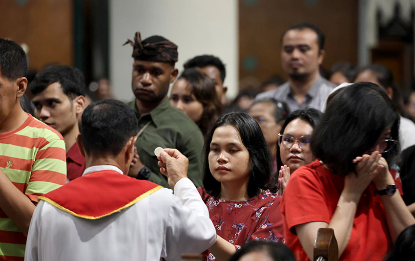 Umat Katolik mengikuti ibadah Jumat Agung di Gereja Katedral, Jakarta, Jumat (18/4). [astakom/Andi M Ilham]