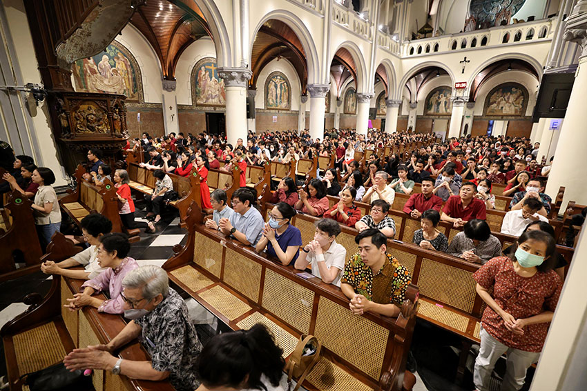 Umat Katolik mengikuti ibadah Jumat Agung di Gereja Katedral, Jakarta, Jumat (18/4). [astakom/Andi M Ilham]