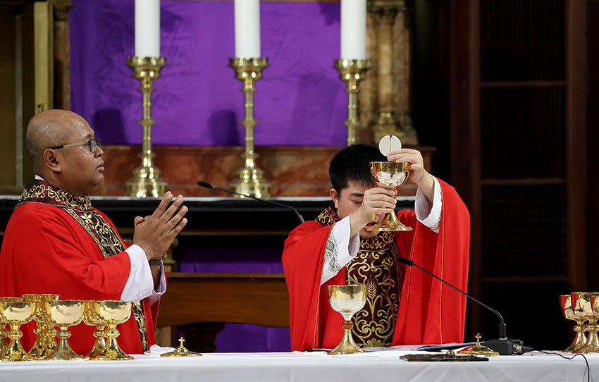 Umat Katolik mengikuti ibadah Jumat Agung di Gereja Katedral, Jakarta, Jumat (18/4). [astakom/Andi M Ilham]