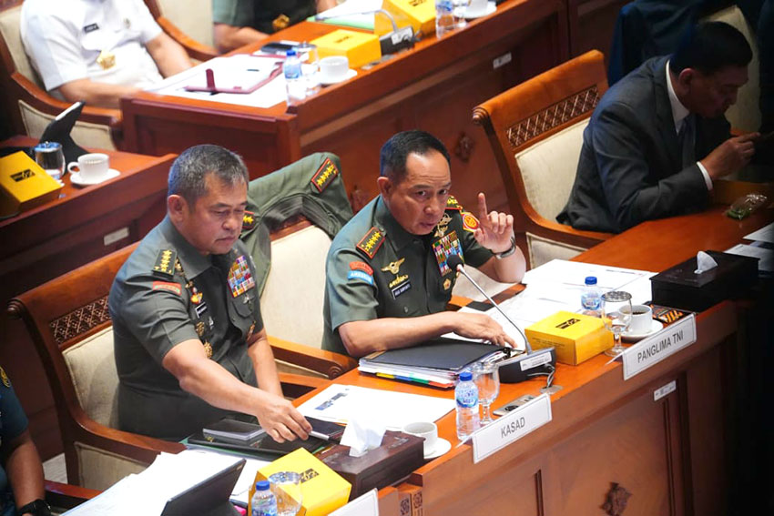 Panglima TNI Jenderal TNI Agus Subiyanto bersama Menteri Pertahanan (Menhan) RI Sjafrie Sjamsoeddin didampingi Kepala Staf Angkatan menghadiri raker di Komisi I DPR RI, Jakarta, Rabu (30/4). [astakom/Puspen TNI]