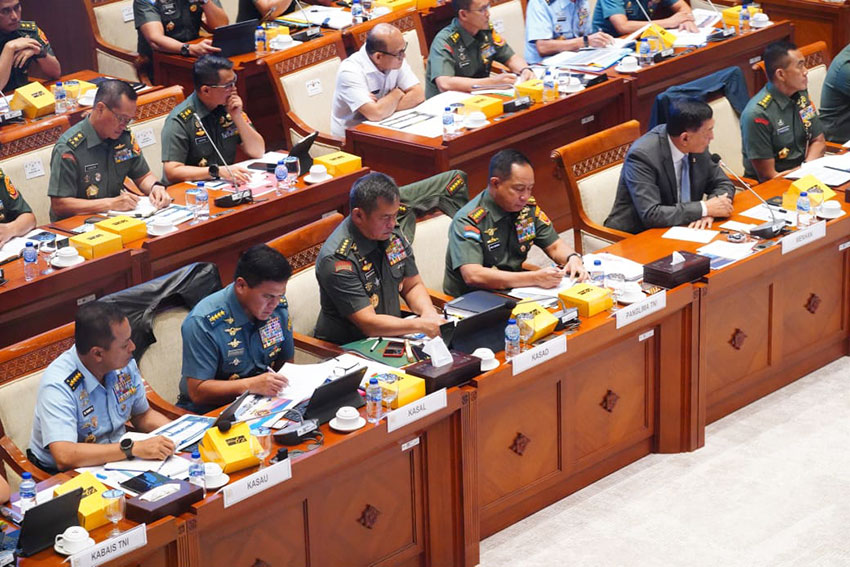 Panglima TNI Jenderal TNI Agus Subiyanto bersama Menteri Pertahanan (Menhan) RI Sjafrie Sjamsoeddin didampingi Kepala Staf Angkatan menghadiri raker di Komisi I DPR RI, Jakarta, Rabu (30/4). [astakom/Puspen TNI]