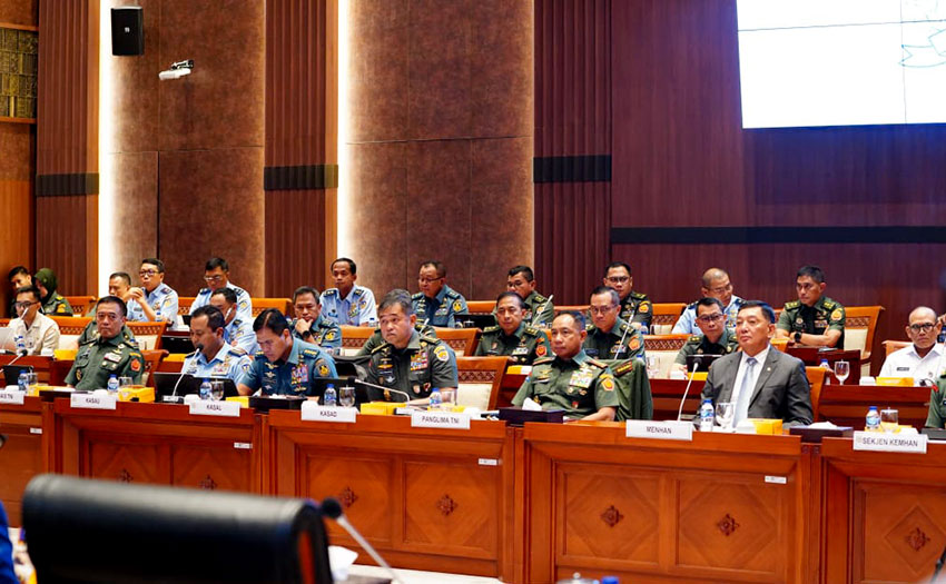 Panglima TNI Jenderal TNI Agus Subiyanto bersama Menteri Pertahanan (Menhan) RI Sjafrie Sjamsoeddin didampingi Kepala Staf Angkatan menghadiri raker di Komisi I DPR RI, Jakarta, Rabu (30/4). [astakom/Puspen TNI]