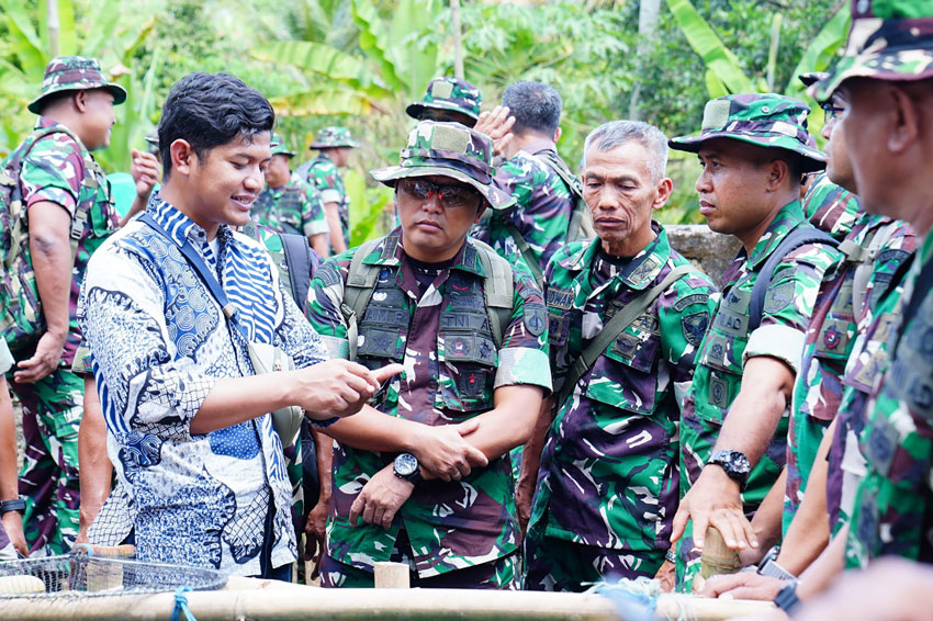Pelatihan teknik budidaya ikan air tawar dan peternakan domba, di kawasan binaan IPB, Dramaga, Kabupaten Bogor, Jawa Barat, Rabu (23/4). [astakom/Pen TNI AL]