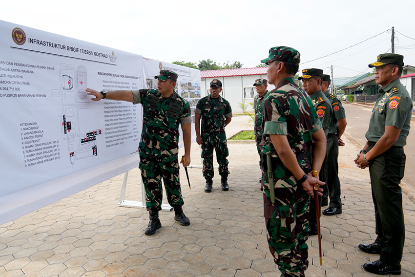 Panglima TNI Jenderal TNI Agus Subiyanto meninjau pembangunan fasilitas satuan di Markas Komando Brigif 17/Kostrad, Cijantung, Jakarta, Selasa (15/4). [astakom/Puspen TNI]