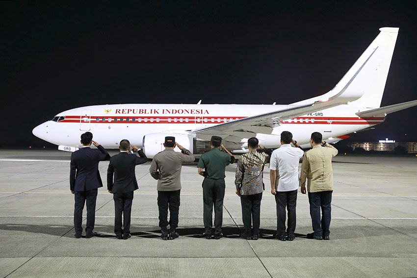 Presiden Prabowo berangkat ke Timur Tengah dari Bandara Halim Perdanakusuma, Jakarta, Rabu (9/4). [Tim Media Presiden]