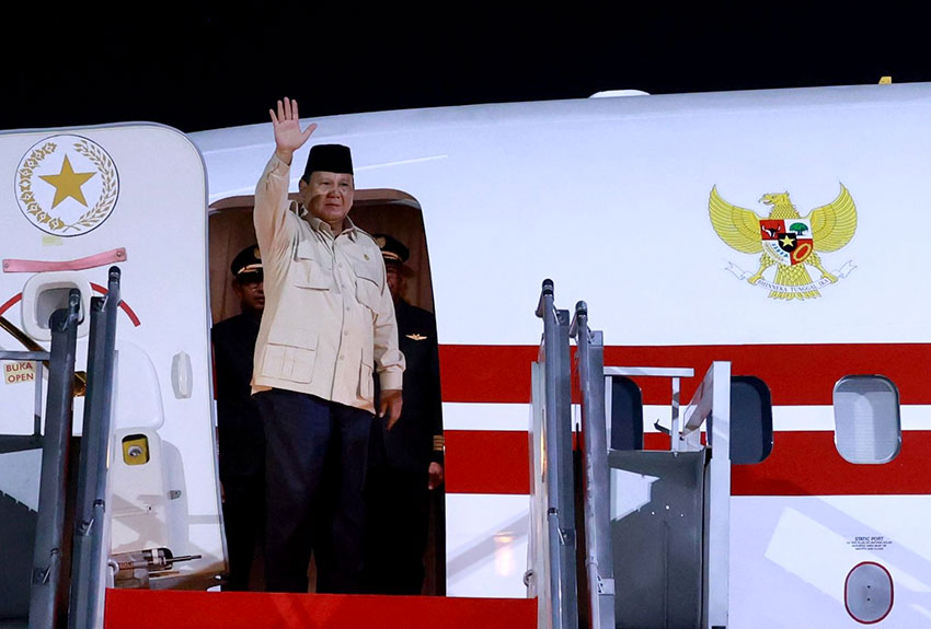 Presiden Prabowo berangkat ke Timur Tengah dari Bandara Halim Perdanakusuma, Jakarta, Rabu (9/4). [Tim Media Presiden]