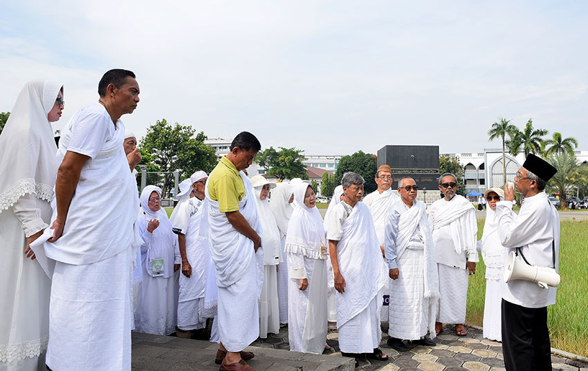 Manasik haji di Asrama Haji Pondok Gede, Jakarta, Minggu (20/4). [astakom/Sony Iriawan]