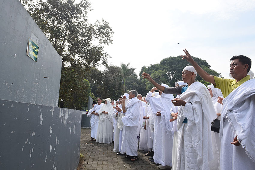 Manasik haji di Asrama Haji Pondok Gede, Jakarta, Minggu (20/4). [astakom/Sony Iriawan]
