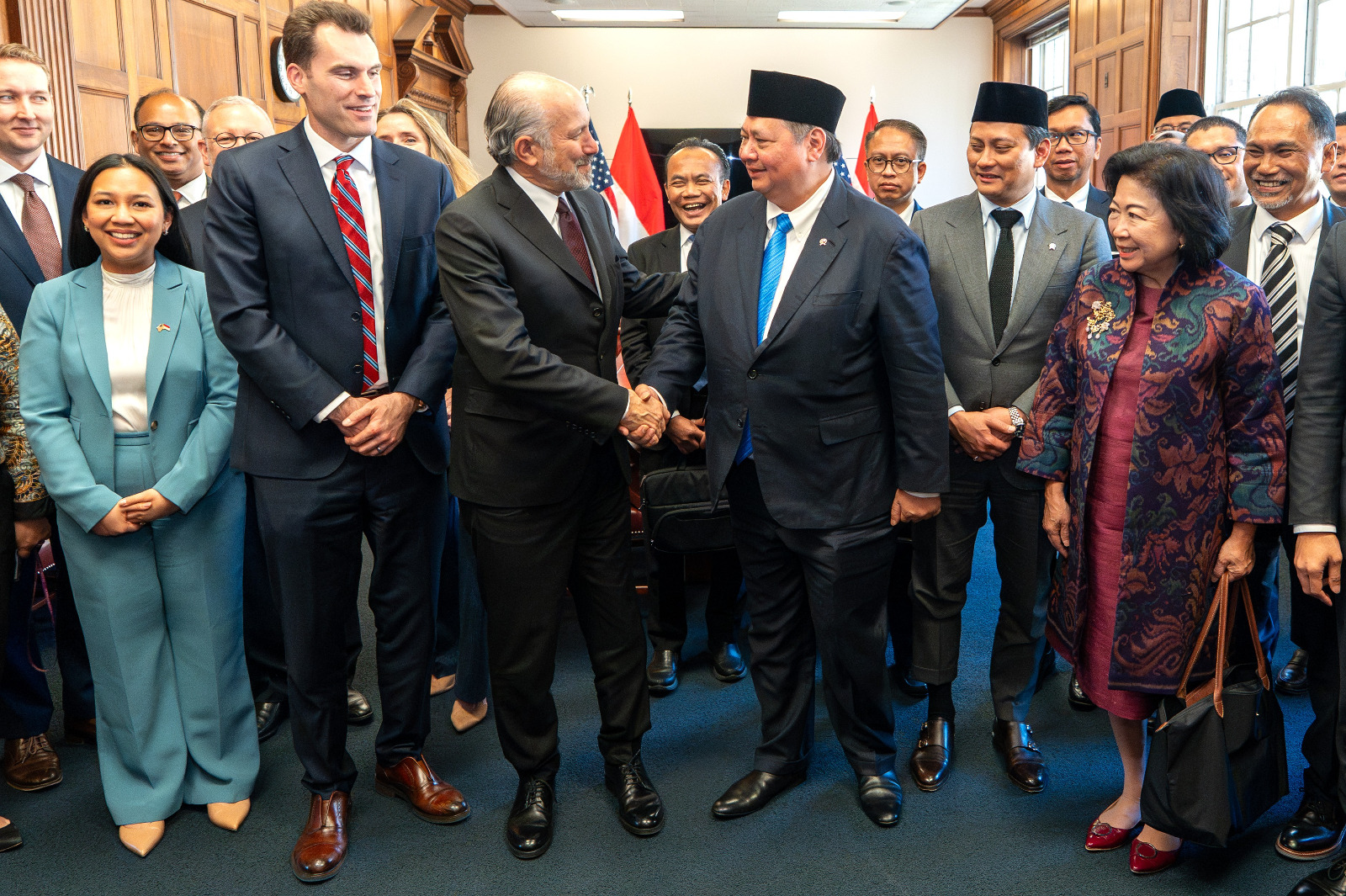 Pertemuan Menko Airlangga dan Delegasi RI di Washington DC, Amerika, Kamis (17/4). [astakom/Kemko Perekonomian]