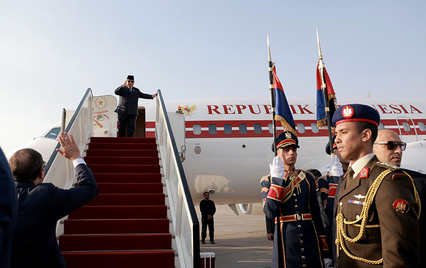 Presiden Mesir Abdel Fattah El-Sisi mengantar Presiden Prabowo di Bandara Internasional Kairo, Mesir, Sabtu (12/4). [Tim Media Presiden]