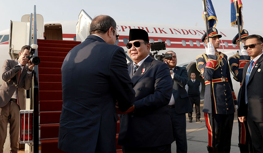 Presiden Mesir Abdel Fattah El-Sisi mengantar Presiden Prabowo di Bandara Internasional Kairo, Mesir, Sabtu (12/4). [Tim Media Presiden]