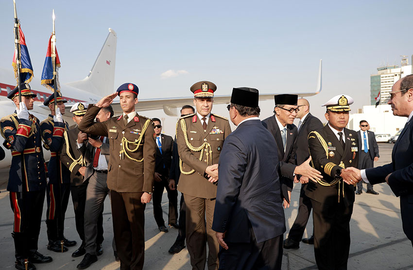 Presiden Mesir Abdel Fattah El-Sisi mengantar Presiden Prabowo di Bandara Internasional Kairo, Mesir, Sabtu (12/4). [Tim Media Presiden]