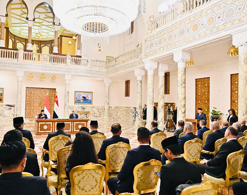 Presiden Prabowo bertemu Presiden Mesir Abdel Fattah El-Sisi di Kairo, Mesir, Sabtu (12/4). [Tim Media Presiden]