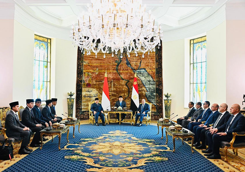 Presiden Prabowo bertemu Presiden Mesir Abdel Fattah El-Sisi di Kairo, Mesir, Sabtu (12/4). [Tim Media Presiden]