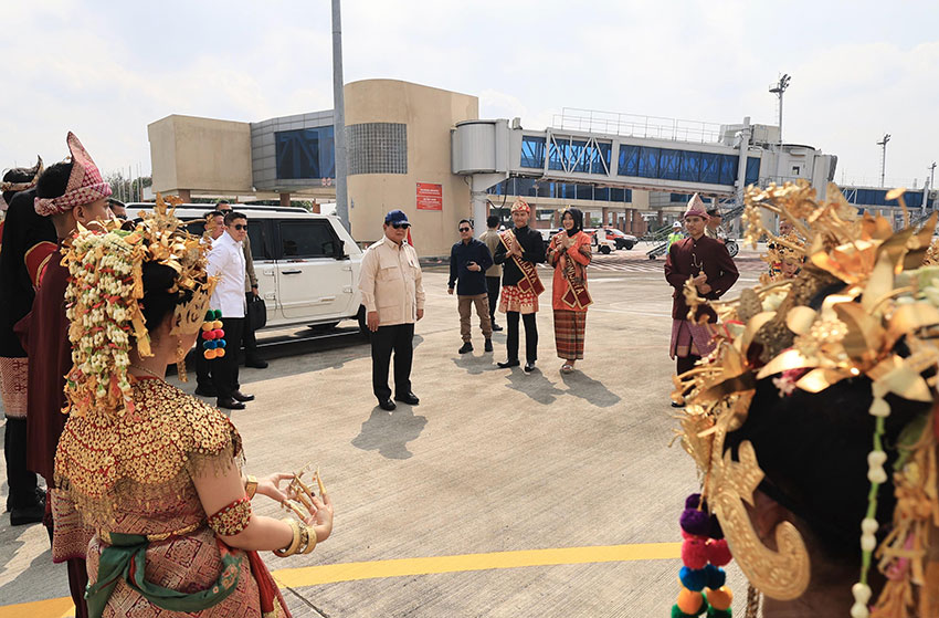 Presiden Prabowo di Bandara Sultan Mahmud Badaruddin II, Palembang, Sumatera Selatan, Rabu (23/4). [Tim Media Presiden]