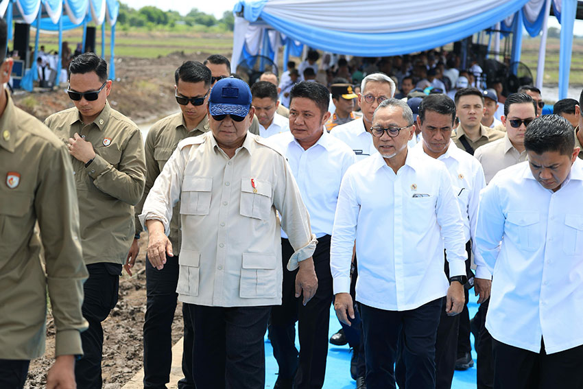 Presiden Prabowo melaksanakan taman padi serentak di Kabupaten Ogan Ilir, Palembang, Sumatera Selatan, Rabu (23/4). [Tim Media Presiden]
