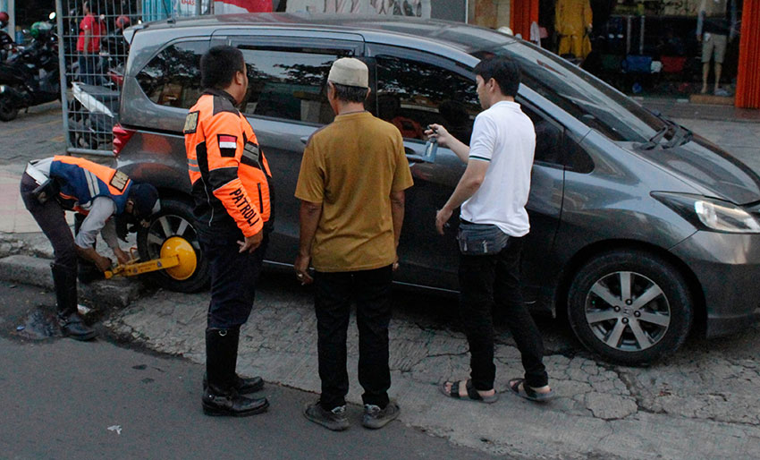 Penertiban parkir liar di Jalan Margonda, Depok, Jawa Barat, Rabu (30/4). [astakom/M Syauqi Amrullah]