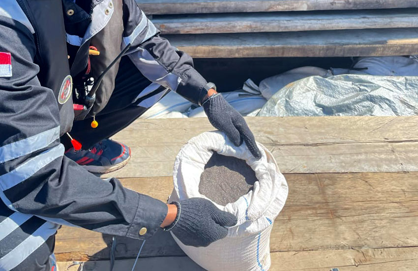 Bakamla RI mengamankan sebuah kapal kayu di perairan Selat Karimata, Kepulauan Riau, Jumat (25/4). [astakom/Bakamla]