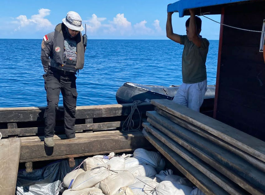 Bakamla RI mengamankan sebuah kapal kayu di perairan Selat Karimata, Kepulauan Riau, Jumat (25/4). [astakom/Bakamla]