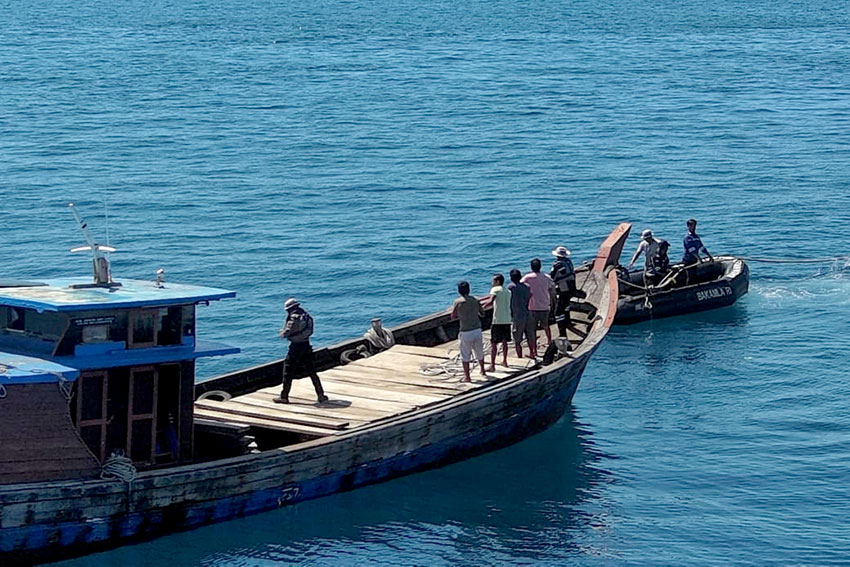 Bakamla RI mengamankan sebuah kapal kayu di perairan Selat Karimata, Kepulauan Riau, Jumat (25/4). [astakom/Bakamla]