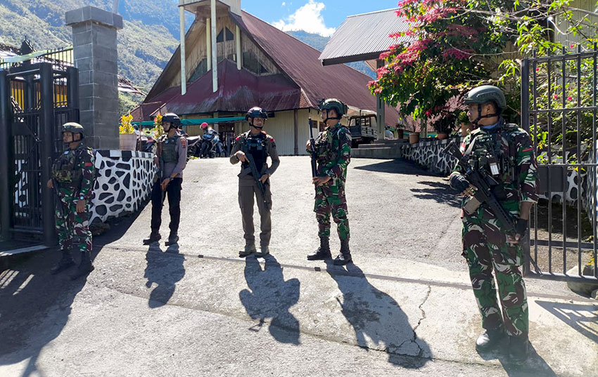 Pengamanan ibadah Jumat Agung di Gereja Kristen Injili (GKI), Puncak Jaya, Papua, Jumat (18/04). [astakom/Pen Satgas Yonif 715/Mtl]