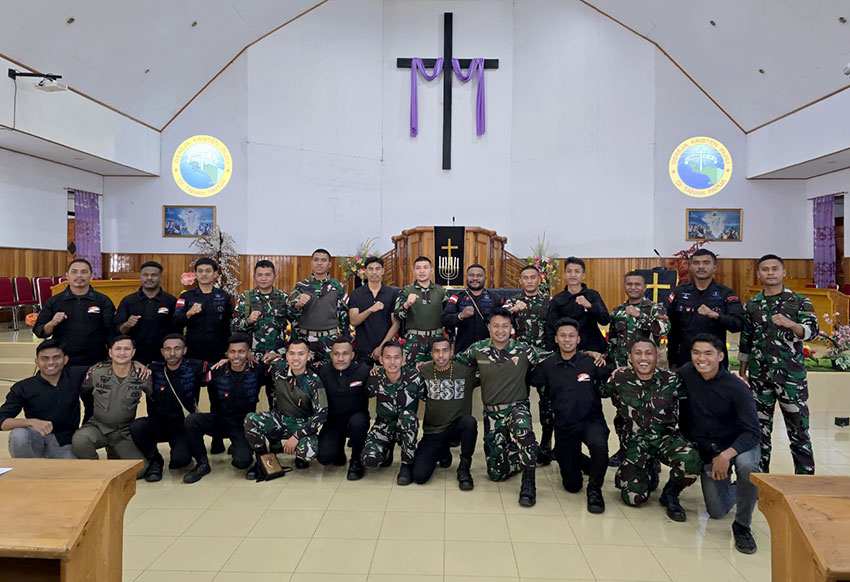Personel Yonif 715/Mtl melaksanakan ibadah Jumat Agung di Gereja Kristen Injili (GKI), Puncak Jaya, Papua, Jumat (18/04). [astakom/Pen Satgas Yonif 715/Mtl]