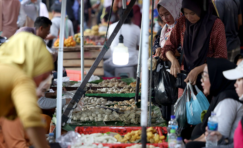 Pempek Tumpah di Pasar 16 Ilir, Palembang, Sumatera Selatan, Kamis (24/4). [astakom/M Syauqi Amrullah]