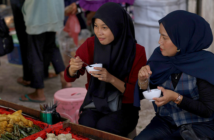 Pempek Tumpah di Pasar 16 Ilir, Palembang, Sumatera Selatan, Kamis (24/4). [astakom/M Syauqi Amrullah]