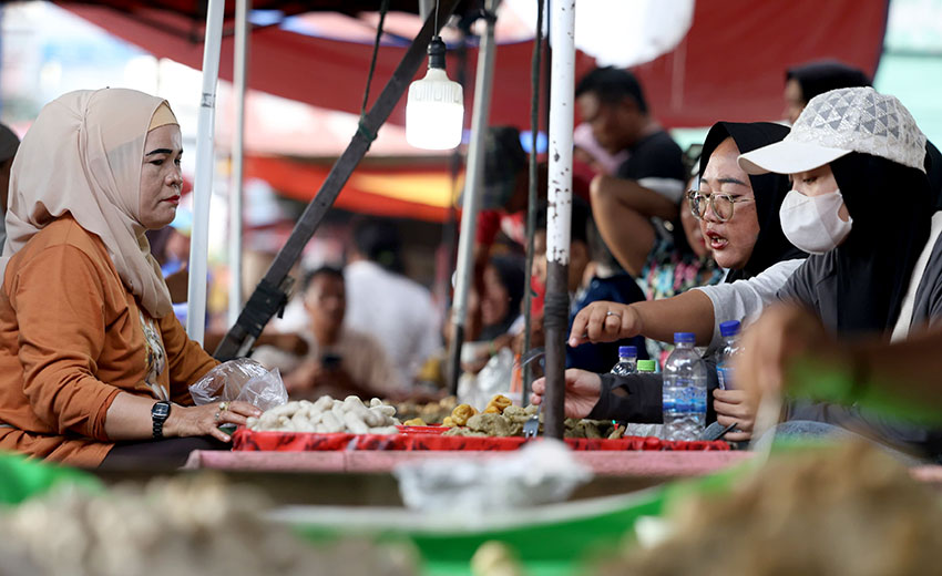 Pempek Tumpah di Pasar 16 Ilir, Palembang, Sumatera Selatan, Kamis (24/4). [astakom/M Syauqi Amrullah]