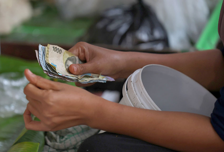 Pempek Tumpah di Pasar 16 Ilir, Palembang, Sumatera Selatan, Kamis (24/4). [astakom/M Syauqi Amrullah]