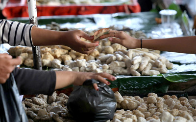 Pempek Tumpah di Pasar 16 Ilir Palembang