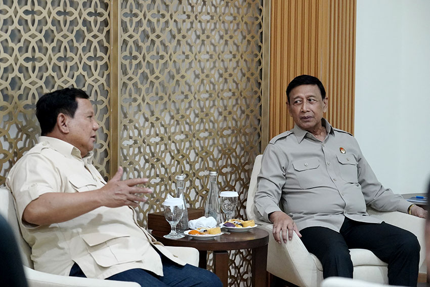 Presiden Prabowo berkunjung ke Kantor Penasihat Khusus Presiden Bidang Politik dan Keamanan, di Jakarta, Selasa (29/4). [Tim Media Presiden]