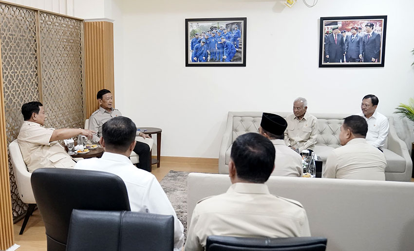 Presiden Prabowo berkunjung ke Kantor Penasihat Khusus Presiden Bidang Politik dan Keamanan, di Jakarta, Selasa (29/4). [Tim Media Presiden]