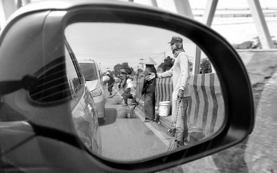 Penyapu Duit di Jembatan Sewo