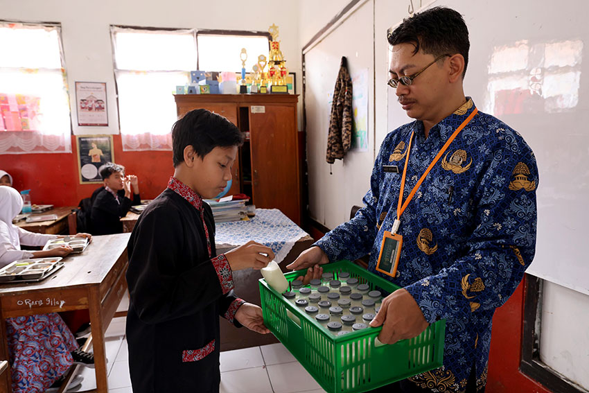 Murid SD Negeri Pasirkaliki Mandiri 1, Cimahi, Jawa Barat, Kamis (17/4). [astakom/Andi M Ilham]