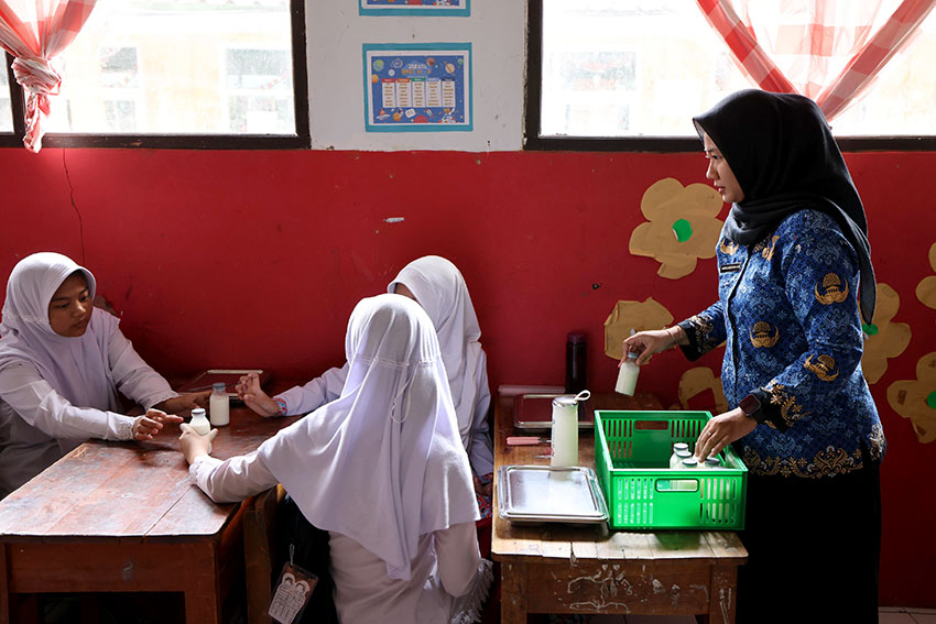 Murid SD Negeri Pasirkaliki Mandiri 1, Cimahi, Jawa Barat, Kamis (17/4). [astakom/Andi M Ilham]