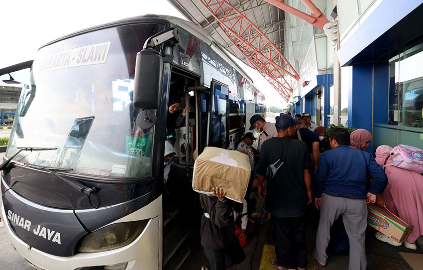 Suasana arus balik di Terminal Bus Pulo Gebang, Jakarta, Minggu (6/4). [astakom/Andi M Ilham]