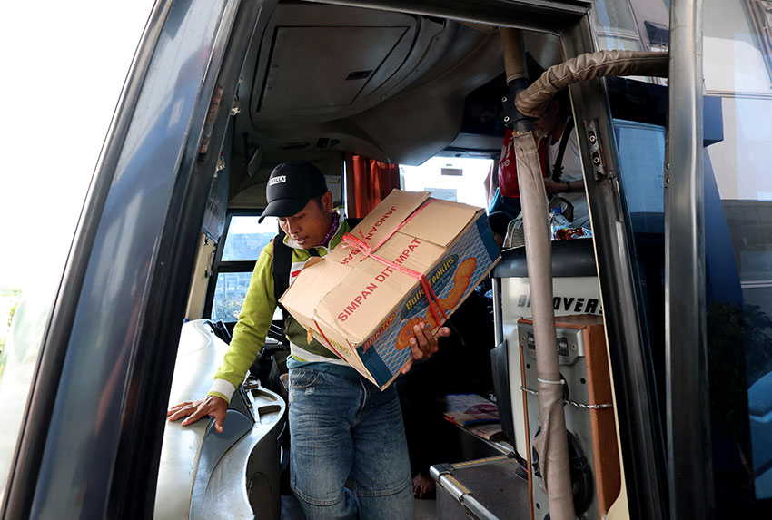 Suasana arus balik di Terminal Bus Pulo Gebang, Jakarta, Minggu (6/4). [astakom/Andi M Ilham]