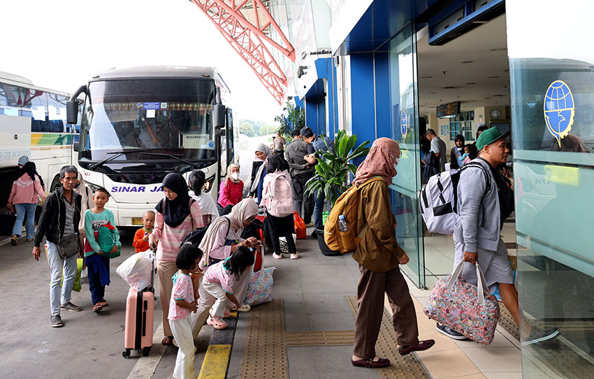 Suasana arus balik di Terminal Bus Pulo Gebang, Jakarta, Minggu (6/4). [astakom/Andi M Ilham]